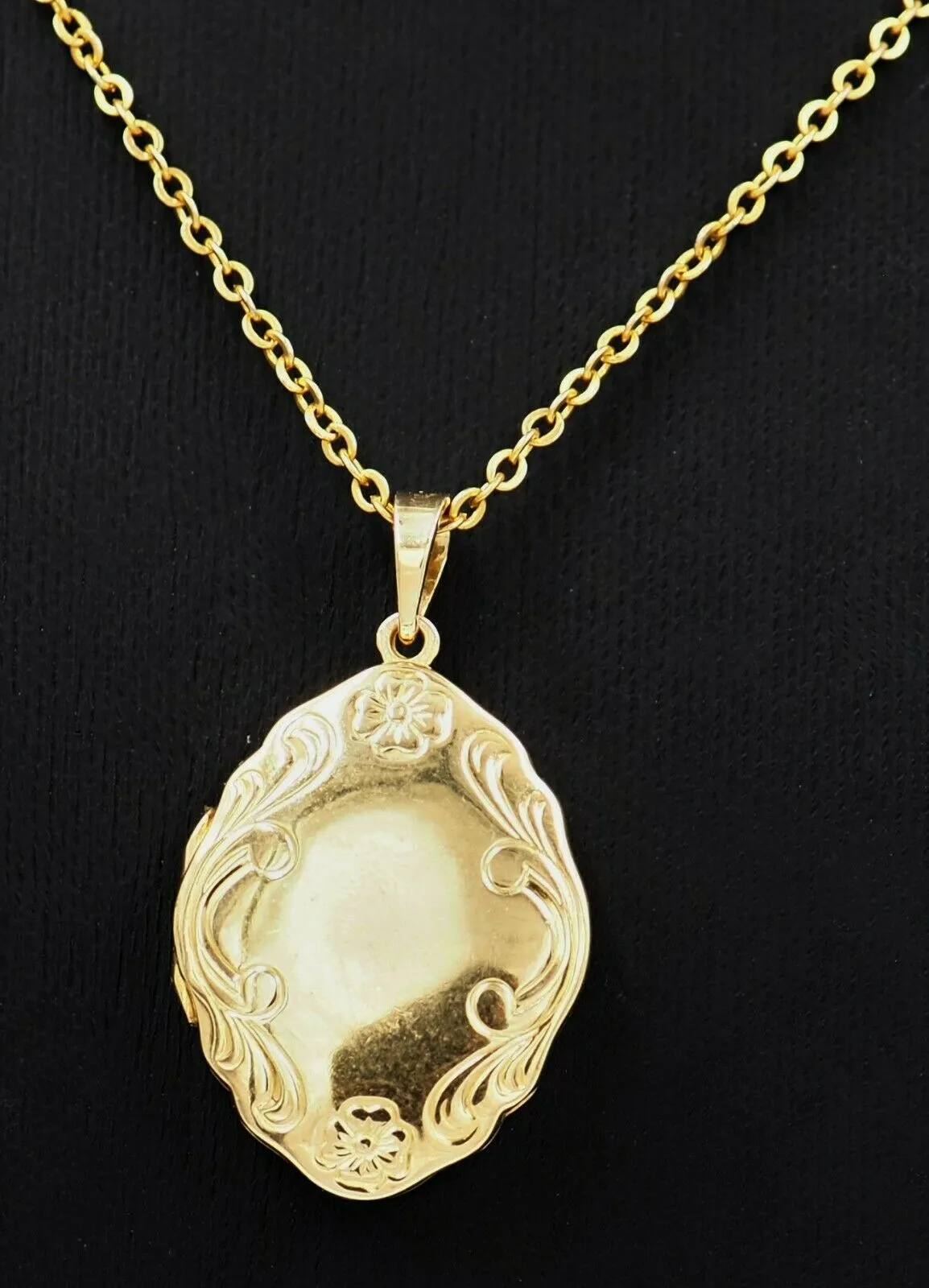 9ct Yellow Gold Hinged Opening Photo Pocket Engraved Pendant