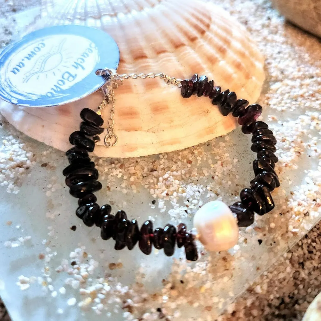 BE UNIQUE - GARNET / BAROQUE PEARL HILLTRIBE BRACELET