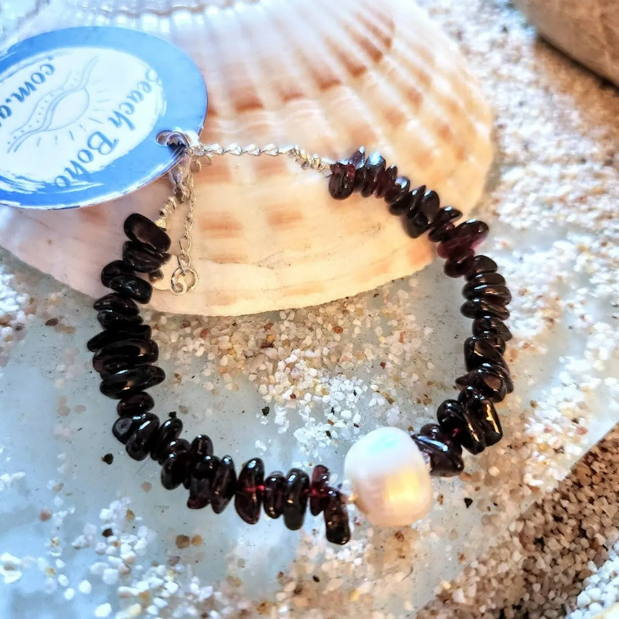 BE UNIQUE - GARNET / BAROQUE PEARL HILLTRIBE BRACELET