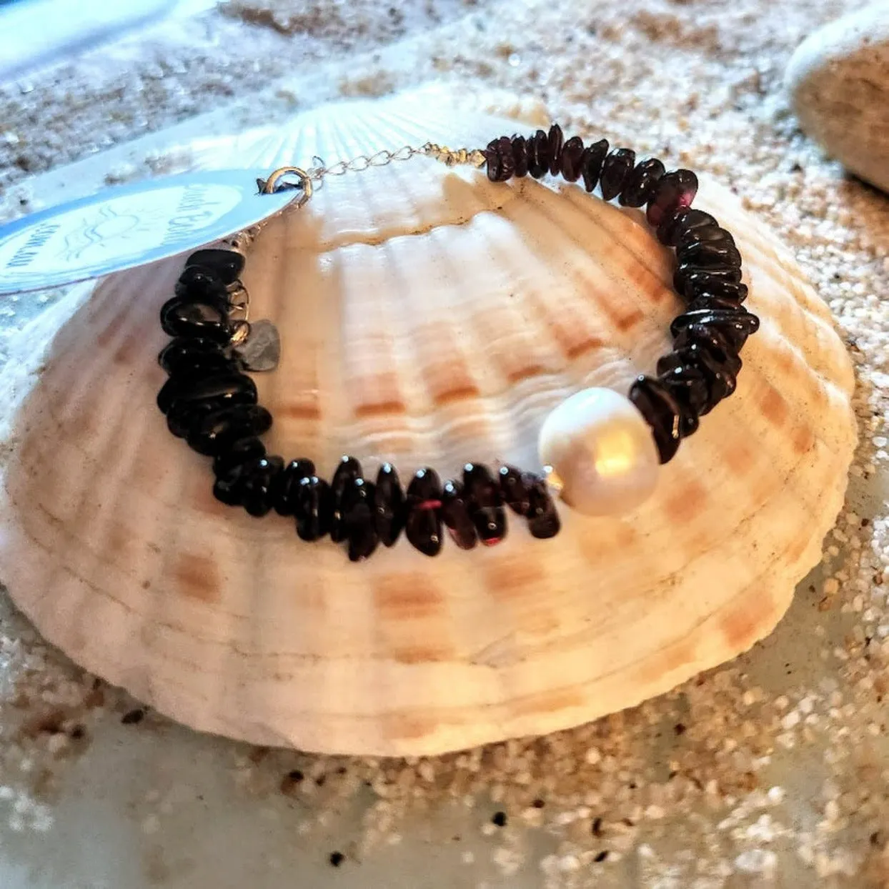 BE UNIQUE - GARNET / BAROQUE PEARL HILLTRIBE BRACELET