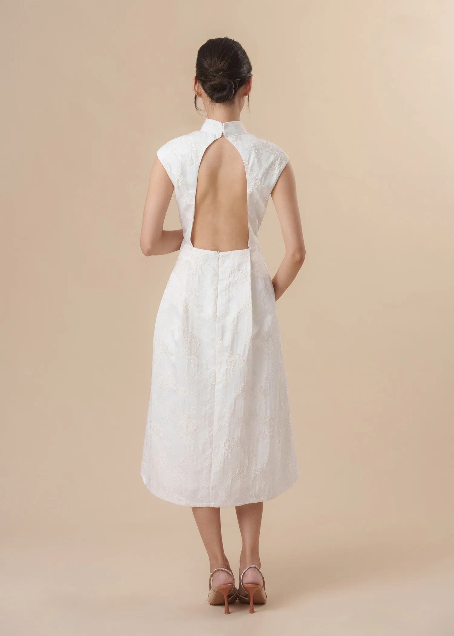 Extended Sleeves Open Back Jacquard A-line Qipao (White)