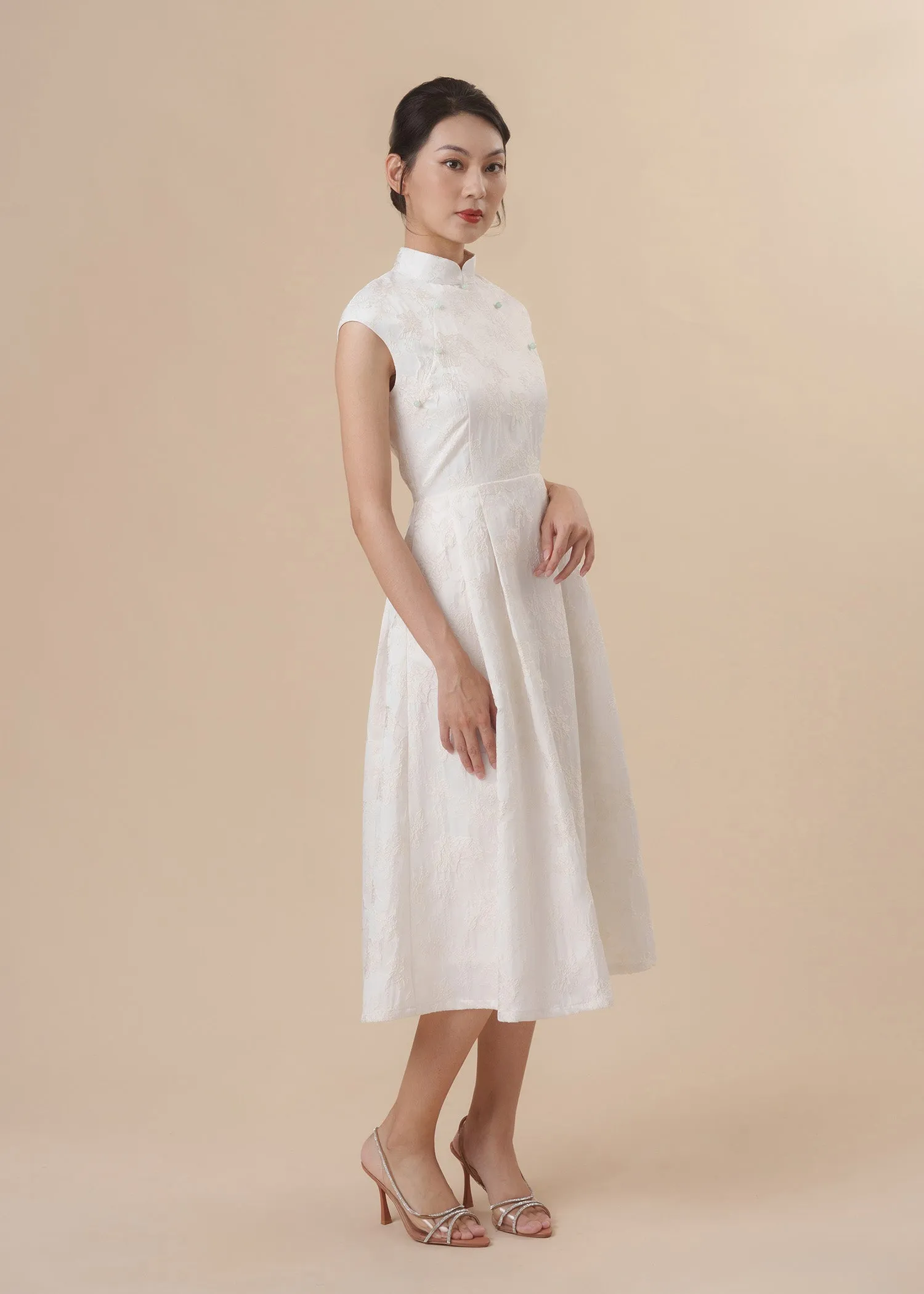 Extended Sleeves Open Back Jacquard A-line Qipao (White)