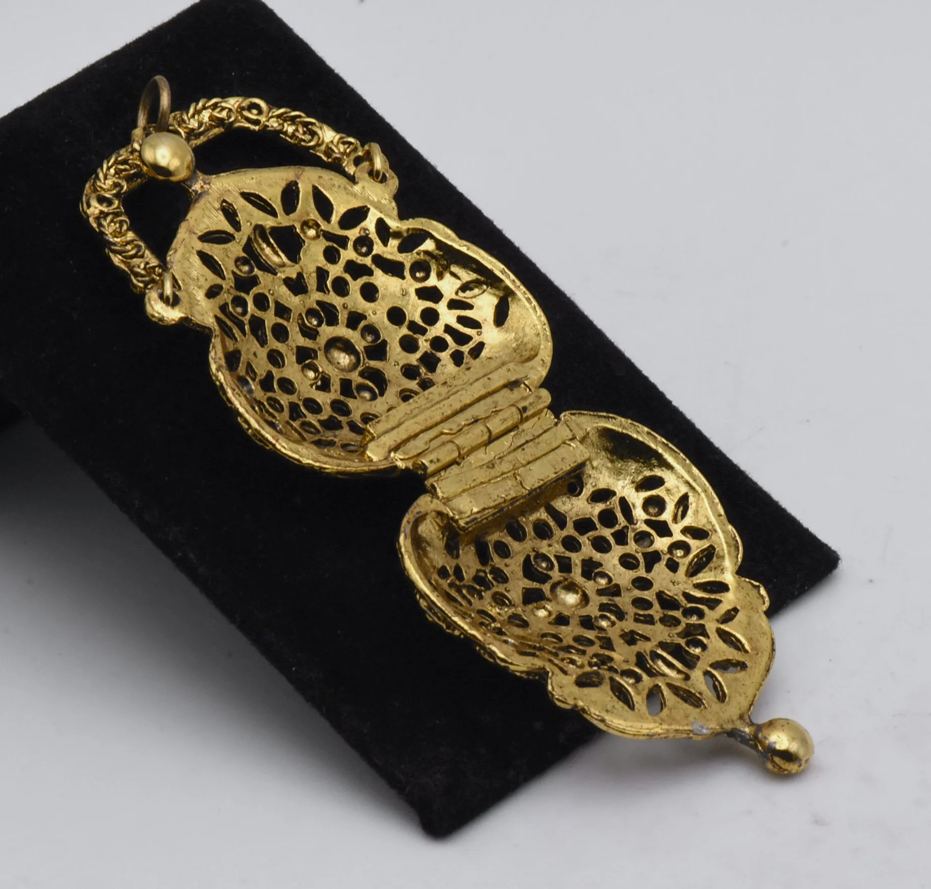 Mode Art - Vintage Gold Tone Filigree Style Handbag Locket Pendant