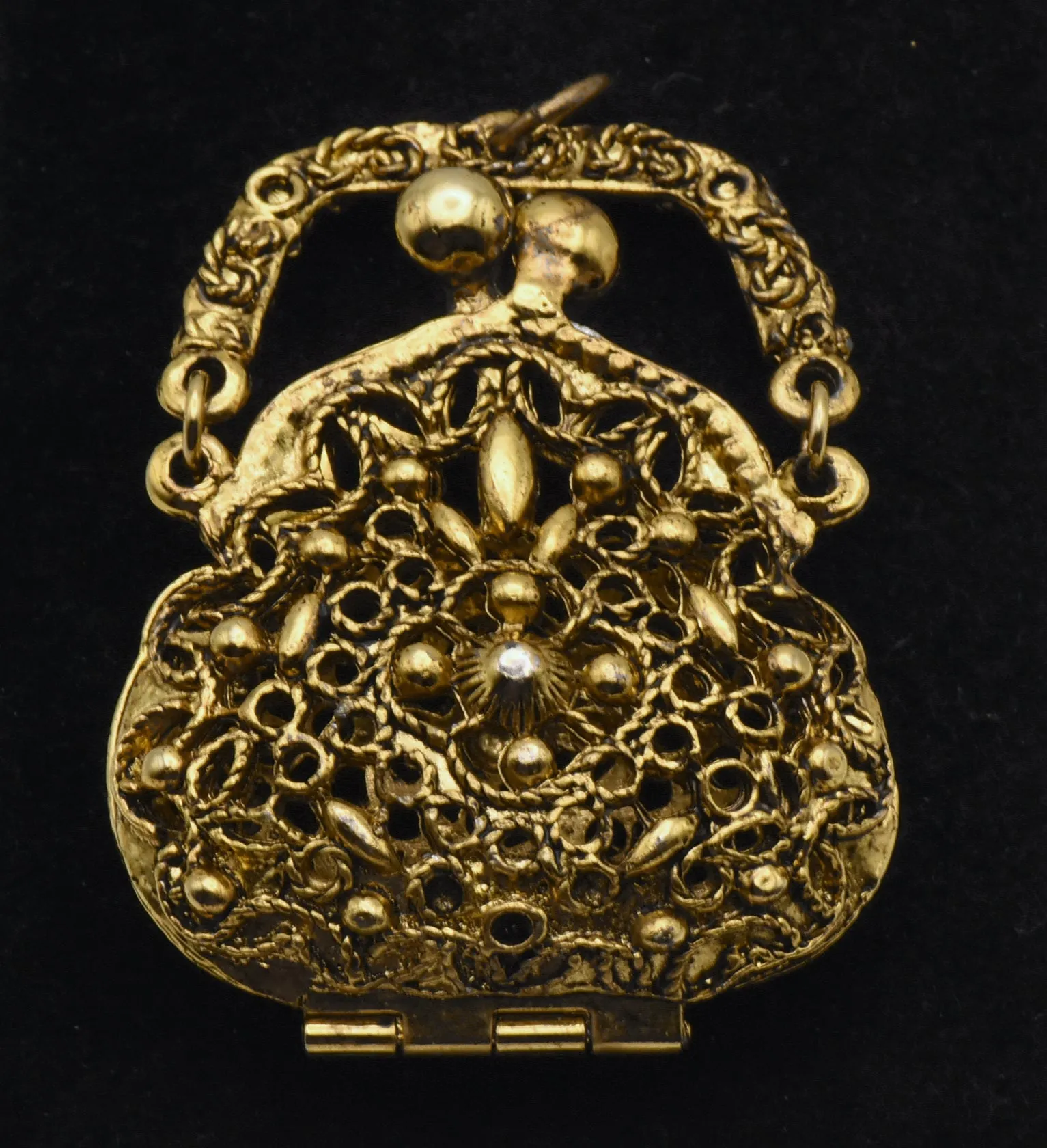 Mode Art - Vintage Gold Tone Filigree Style Handbag Locket Pendant