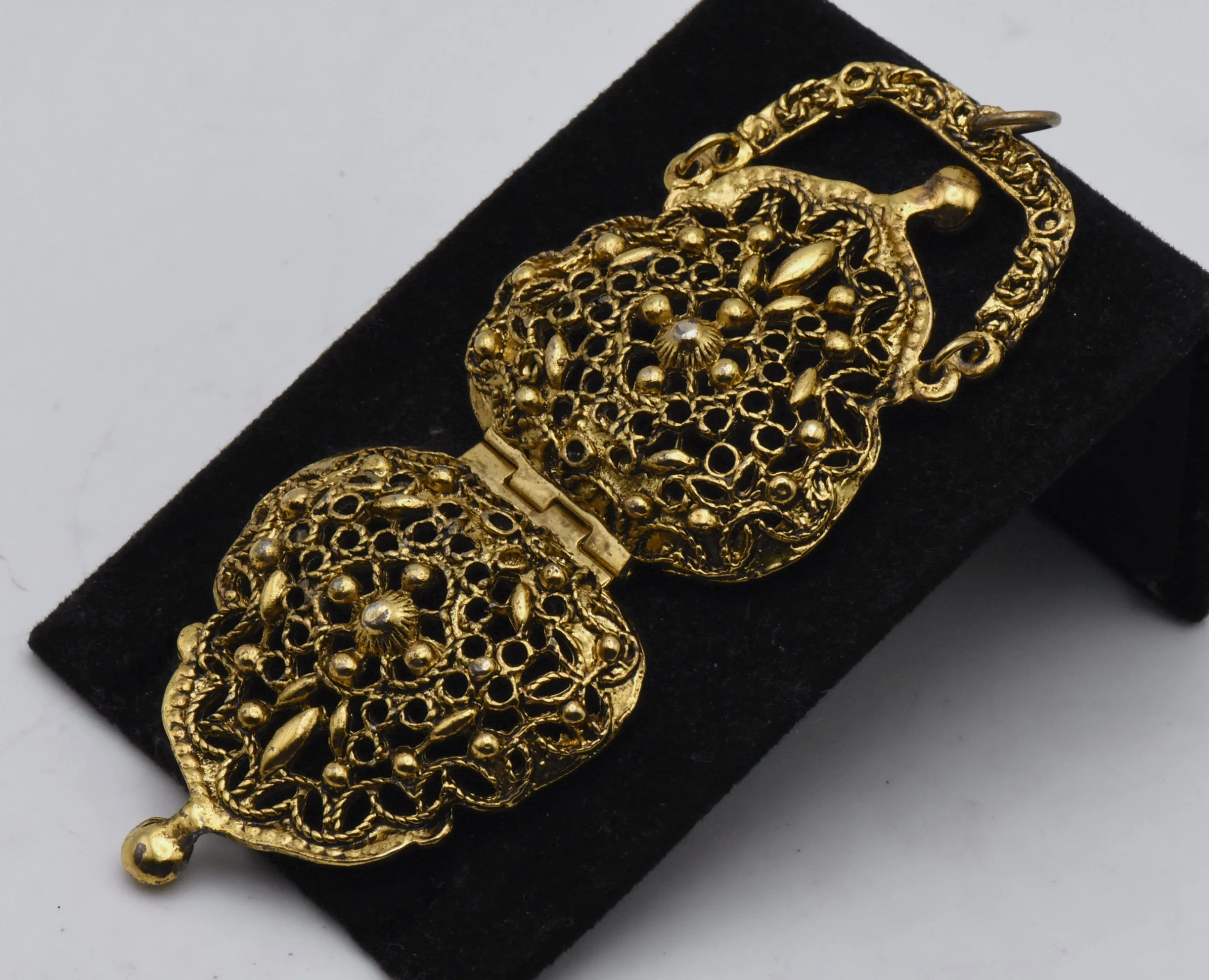 Mode Art - Vintage Gold Tone Filigree Style Handbag Locket Pendant