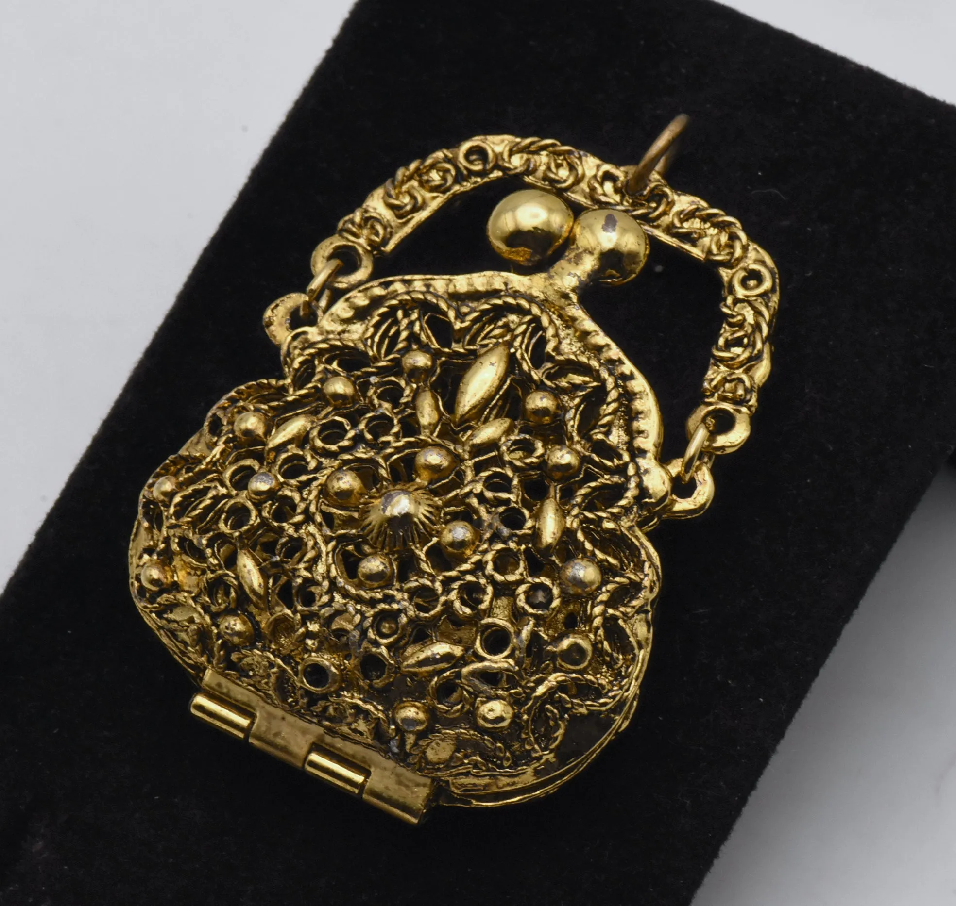 Mode Art - Vintage Gold Tone Filigree Style Handbag Locket Pendant