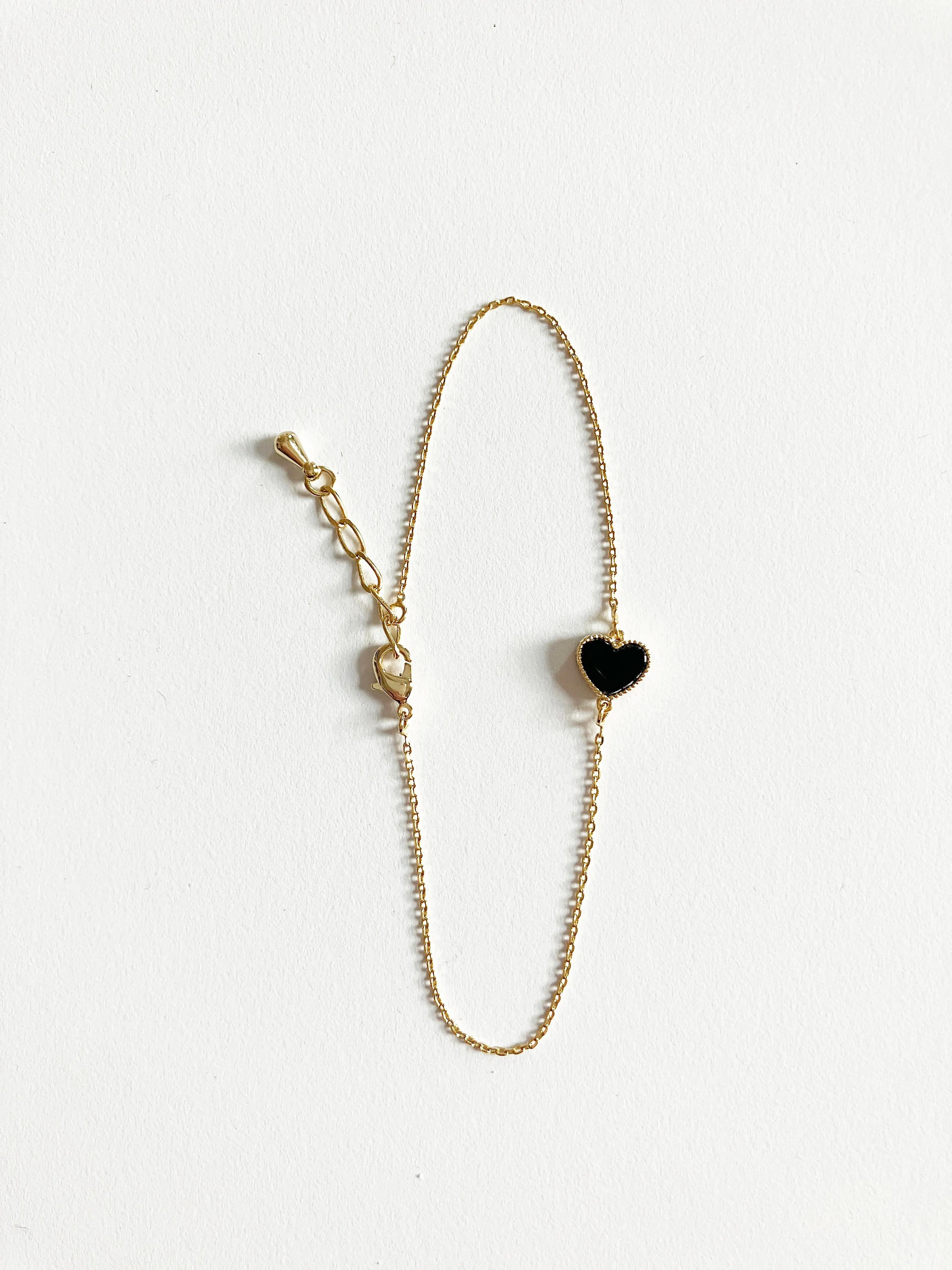 Onyx Sweetheart Bracelet in Gold