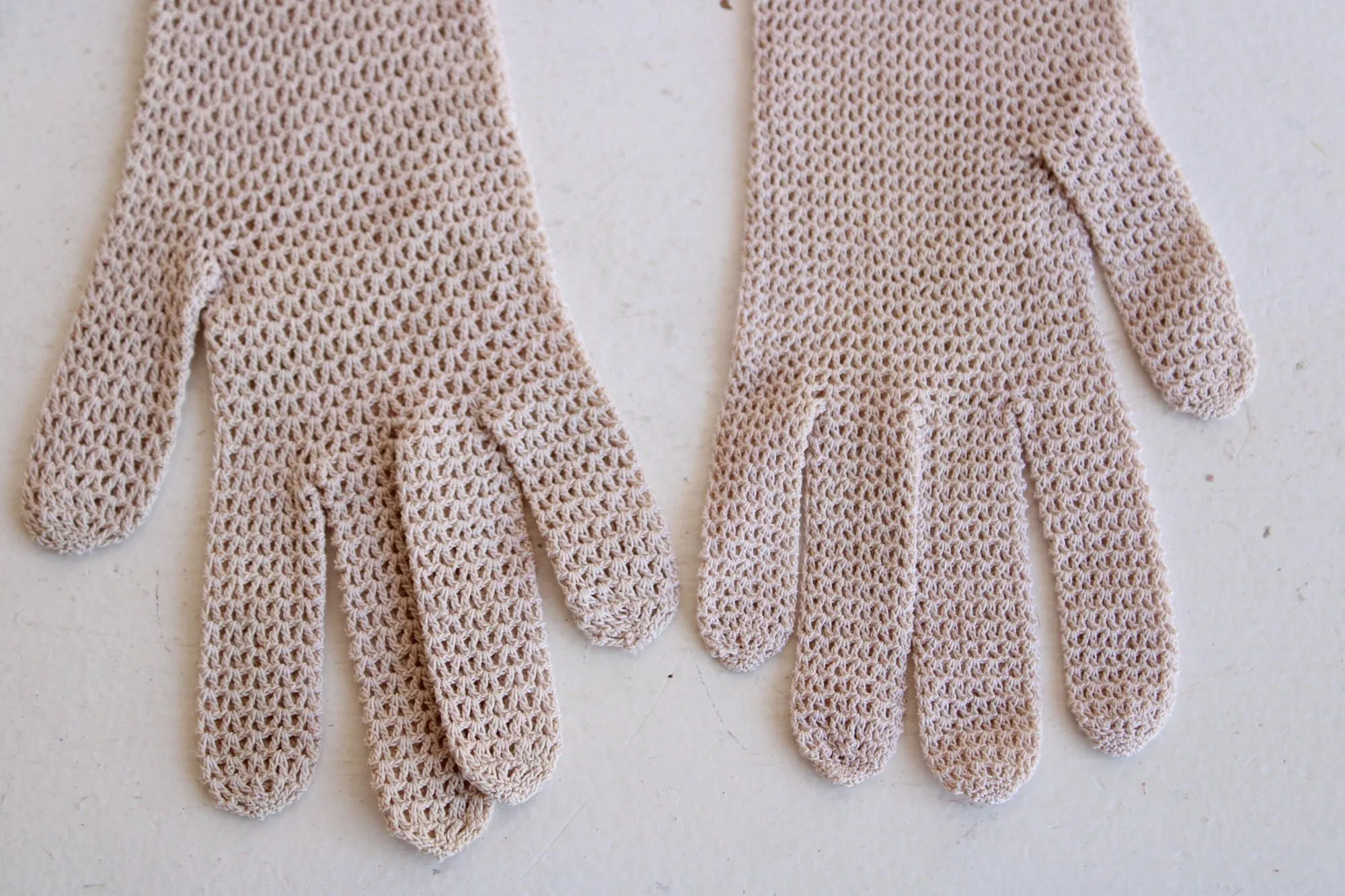 Vintage 1930s 1940s Beige Crochet Gloves