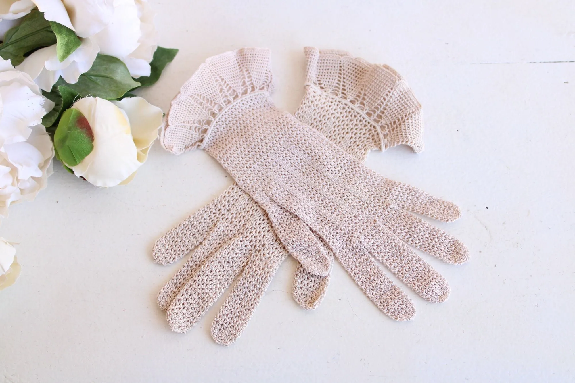 Vintage 1930s 1940s Beige Crochet Gloves