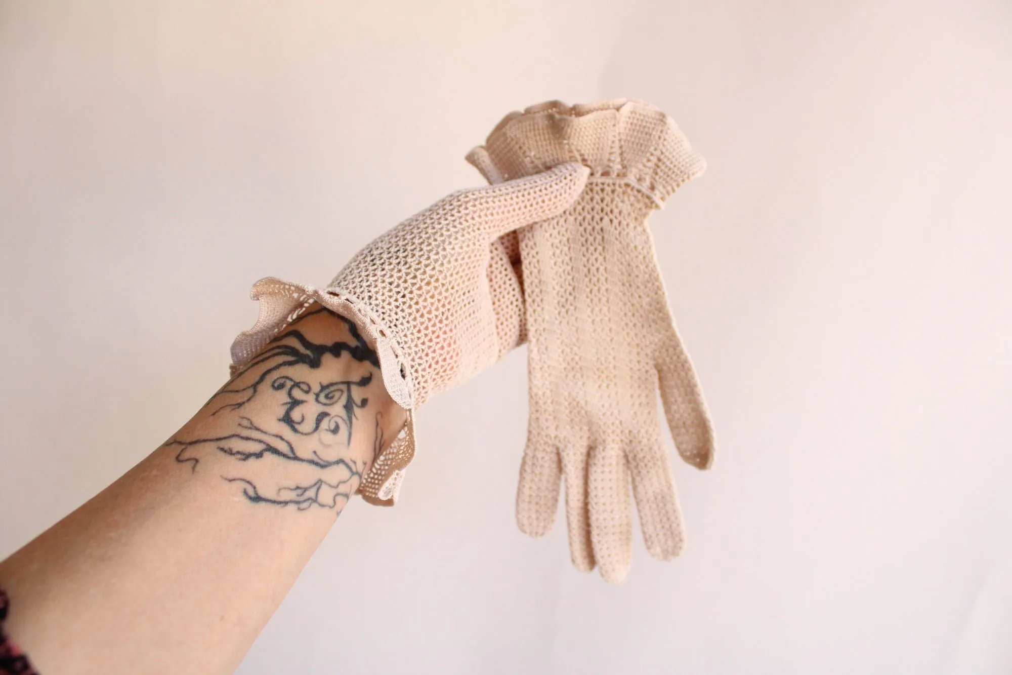 Vintage 1930s 1940s Beige Crochet Gloves