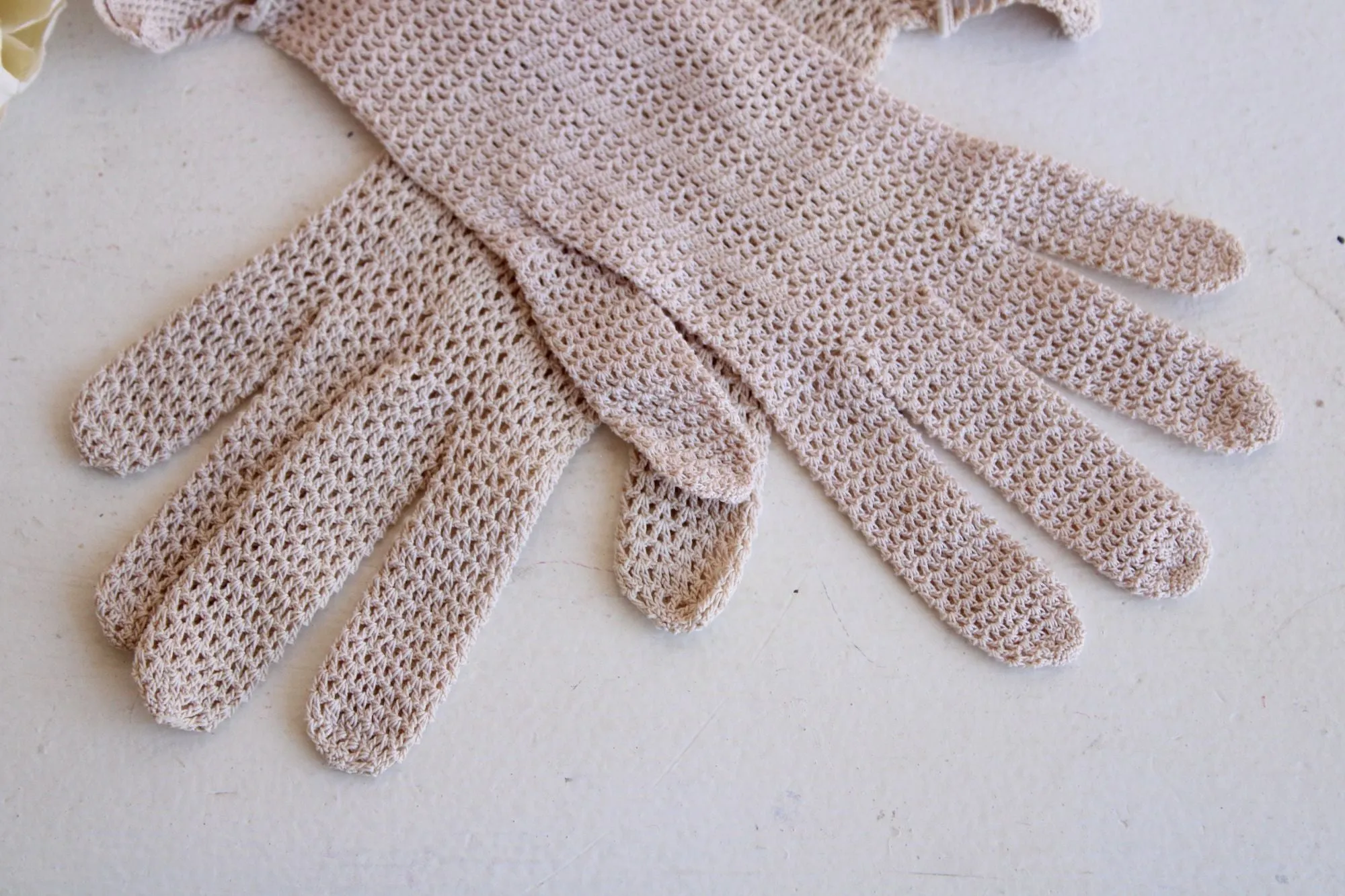 Vintage 1930s 1940s Beige Crochet Gloves