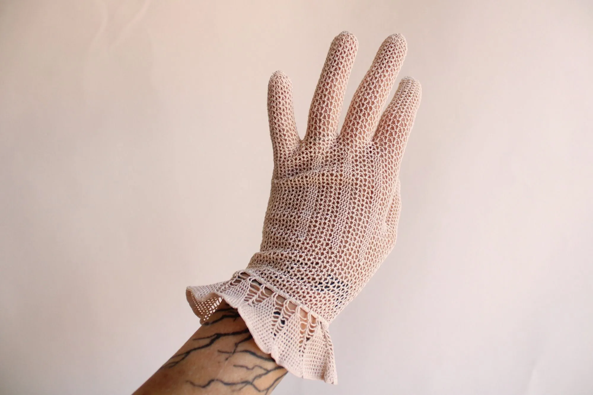 Vintage 1930s 1940s Beige Crochet Gloves